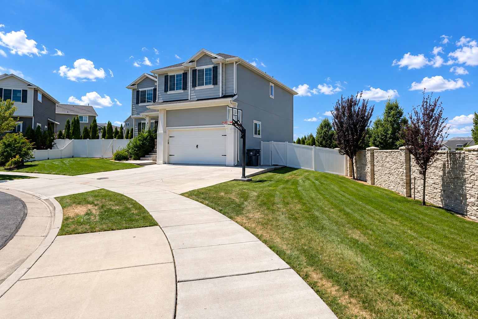 Front approach to 941 N Stallion Drive